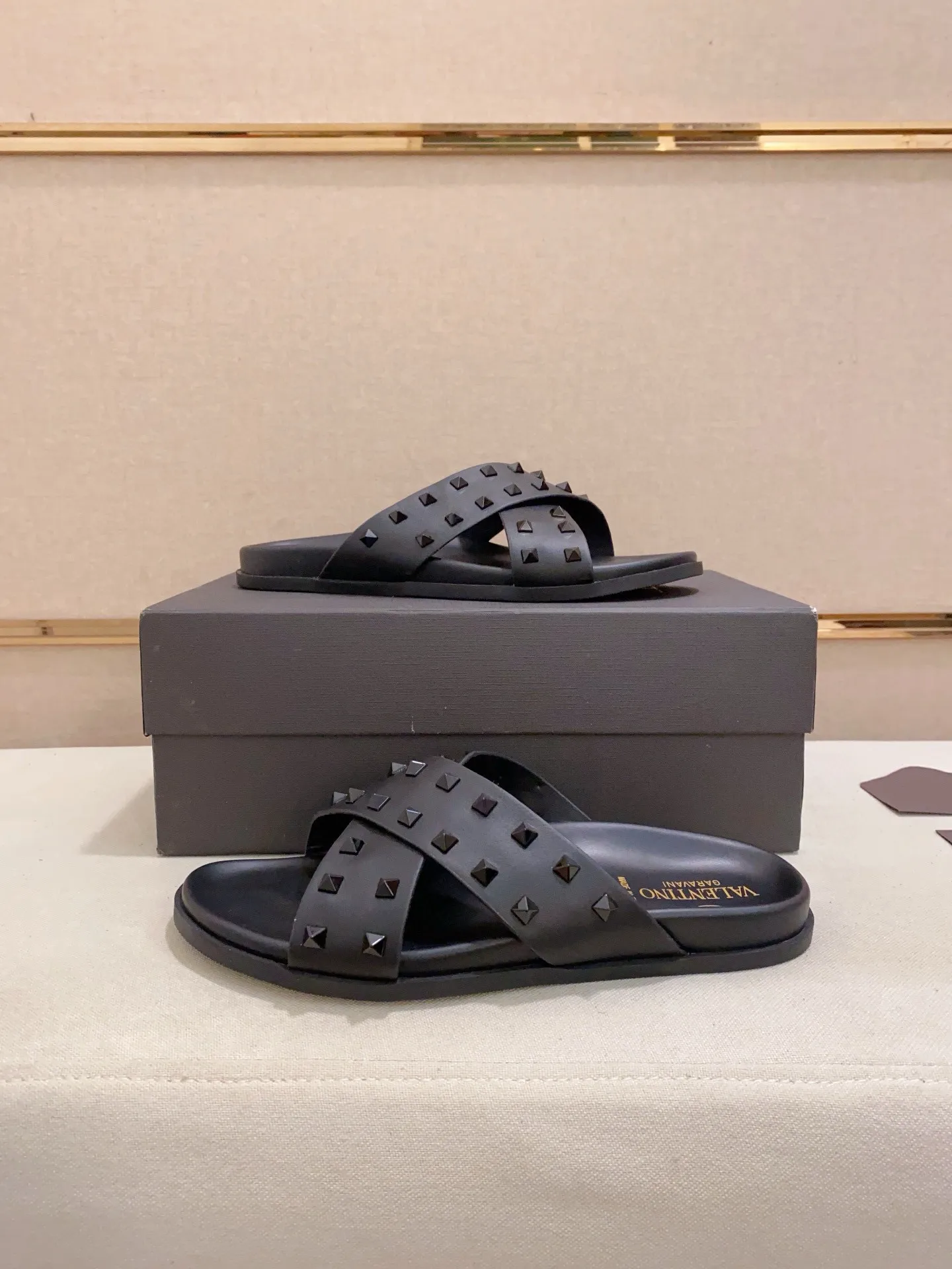 Men's shoes💰: 440💰[Valentino] New men's boutique slippers, counter quality, classic plaid, the actual workmanship is quite complex🔰The uppers are made of imported fabrics➕🐑Sheepskin lining, which tests the craftsman's craftsmanship➕original PU outsole. Size: 38-44 (45 can be customized, non-refundable)